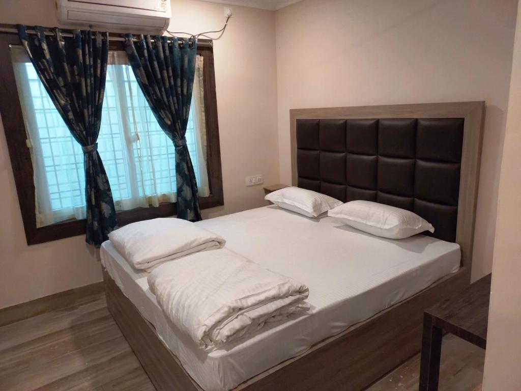 Radhika Resort ブバネーシュワル エクステリア 写真