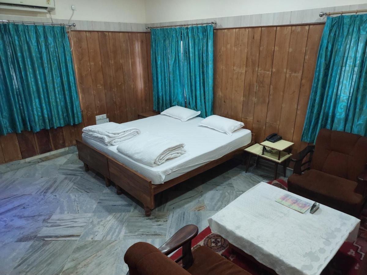 Radhika Resort ブバネーシュワル エクステリア 写真